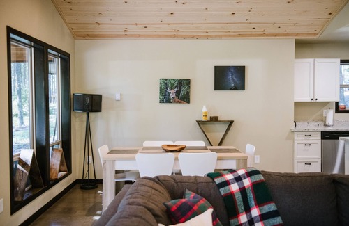 Winthrop House | Cozy Cabin Escape: Ideal Year-Round Retreat with Spa & More