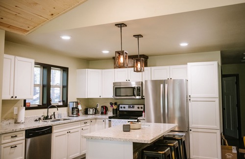 Winthrop House | Cozy Cabin Escape: Ideal Year-Round Retreat with Spa & More
