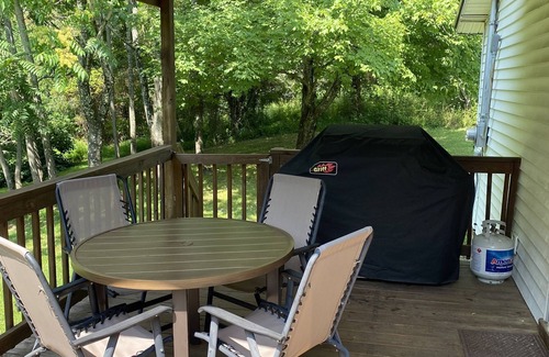 Lindseyville House | Pet Friendly Cabin with Lake View at Mammoth Cave