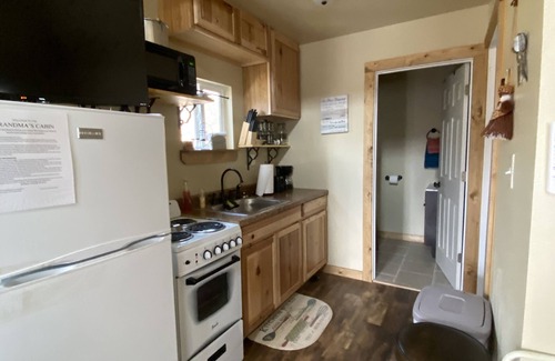 Winslow House | Charming Cabin Retreat in Woodland Village with Exclusive Amenities