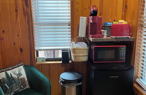 Brewton Cabin | Cozy cabin in pleasant Brewton with AC, WiFi, and fire pit.
