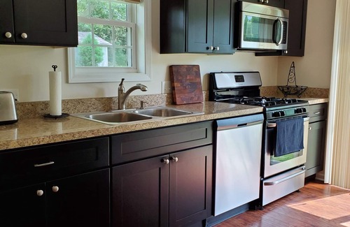 Hanover Park House | Charming Cabin Retreat in Roselle with Breakfast Included