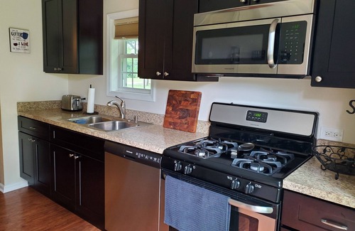 Hanover Park House | Charming Cabin Retreat in Roselle with Breakfast Included