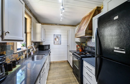 Broken Bow Cabin | Charming Cabin Retreat: Top-Rated Getaway by the Lake