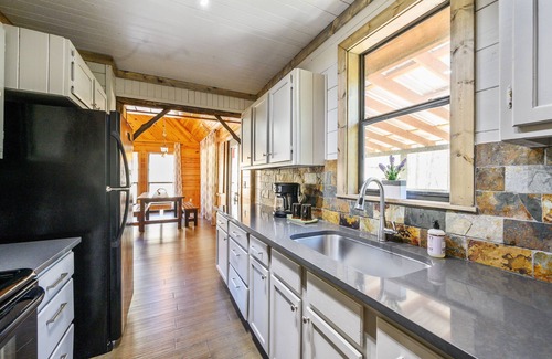 Broken Bow Cabin | Charming Cabin Retreat: Top-Rated Getaway by the Lake
