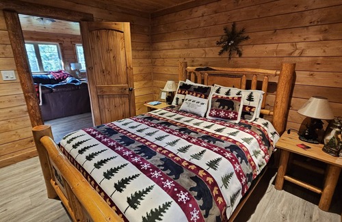 West Central Saskatchewan Cabin | Inviting Cabin Retreat in the Pines - Top-Rated Stay