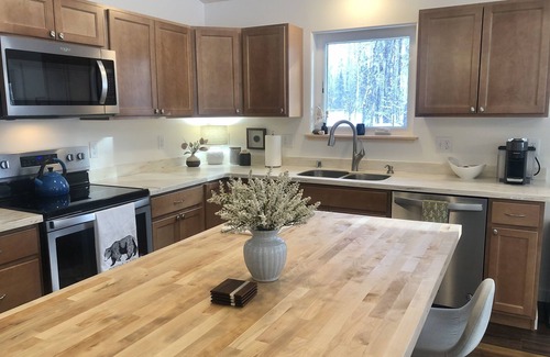Talkeetna House | Pet-Friendly Cozy Cabin in the Woods - Rated 10/10