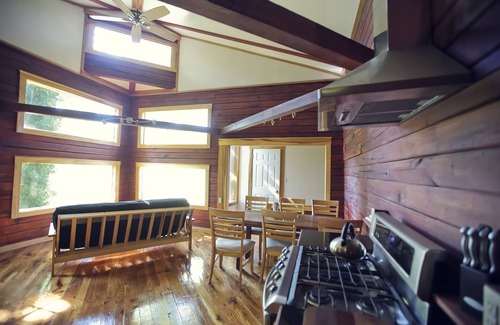Slade Cabin | Charming Cabin Near Red River Gorge with Free Breakfast