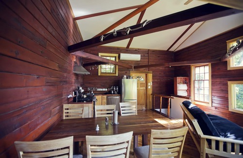 Slade Cabin | Charming Cabin Near Red River Gorge with Free Breakfast