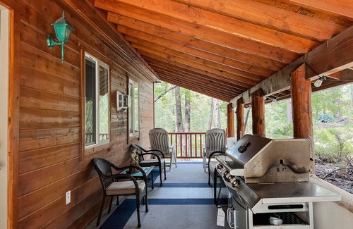 Prescott Cabin | Idyllic Little Lynx Cottage Retreat with Pool & Breakfast