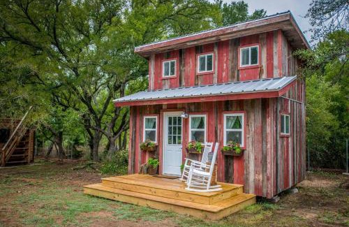 Waco House | Charming Cabin Retreat: Little Red Hen Near Magnolia