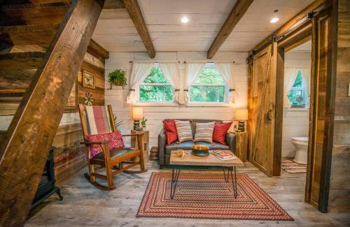 Waco House | Charming Cabin Retreat: Little Red Hen Near Magnolia