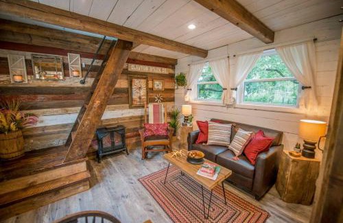 Waco House | Charming Cabin Retreat: Little Red Hen Near Magnolia
