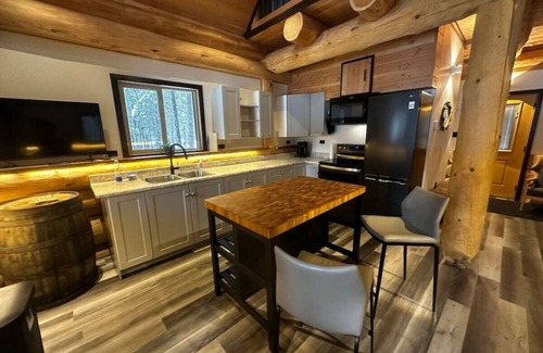 Golden Cabin | Inviting Cabin Retreat with Kitchen and Breakfast Included