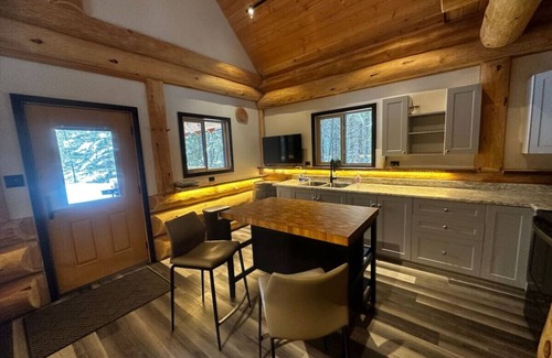 Golden Cabin | Inviting Cabin Retreat with Kitchen and Breakfast Included