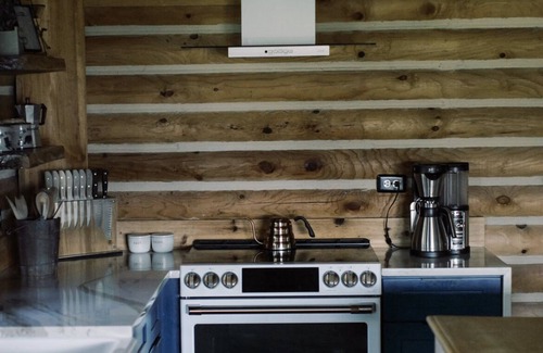 Black Mountain Cabin | Inviting Log Cabin with Mountain Views & Hot Tub Near Asheville