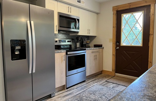 Custer House | Inviting Cabin in the Heart of the Hills - Pet Friendly!