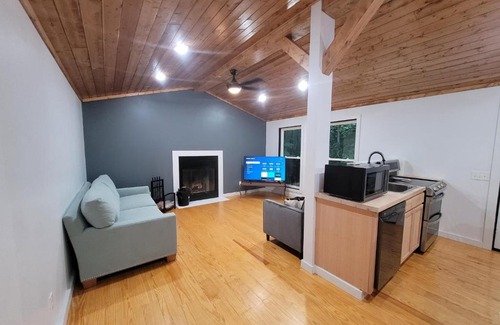 Byrdstown House | Inviting Cabin Retreat by Dale Hollow Lake for Families