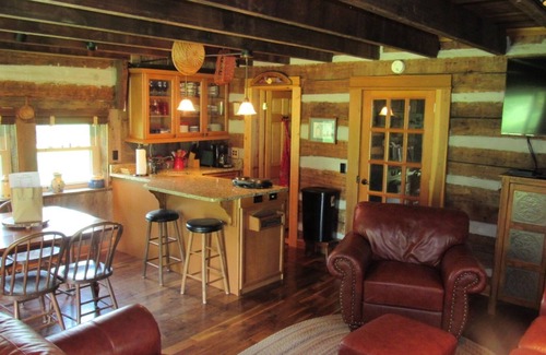 Gallatin Cabin | Idyllic Cabin Near Nashville with Pool & Spa Access