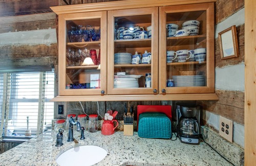Gallatin Cabin | Idyllic Cabin Near Nashville with Pool & Spa Access