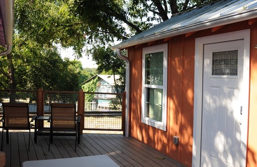 New Braunfels Cabin | Charming Cabin by the Comal River with Breakfast & Kitchen