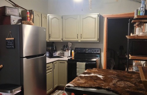 Lebanon Cabin | Welcoming Cabin by Niangua River with Pet-Friendly Amenities