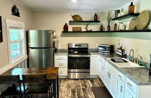 Polkton Cabin | Charming Cabin Retreat with Fishing Pond Near Charlotte