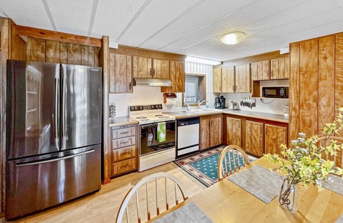 Donnelly Cabin | Unforgettable Cabin Retreat with Lake and Ocean Views