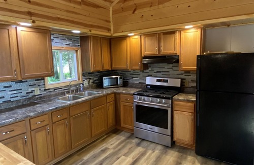 Lake Tomahawk Cabin | Inviting Cabin by the Lake with Breakfast & Trails Access