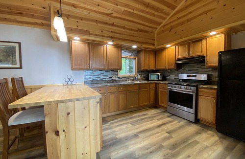 Lake Tomahawk Cabin | Inviting Cabin by the Lake with Breakfast & Trails Access