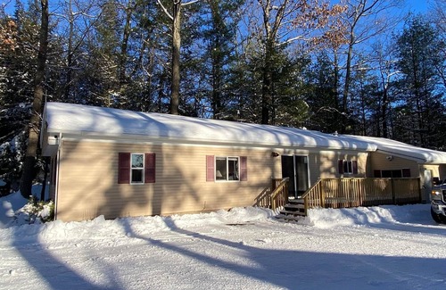 Lake Tomahawk Cabin | Inviting Cabin by the Lake with Breakfast & Trails Access