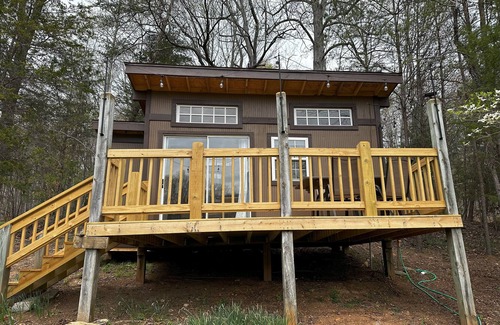 Clifford Cabin | Cozy cabin on Private Lake in fabulous Amherst. Near the Blue Ridge Parkway.