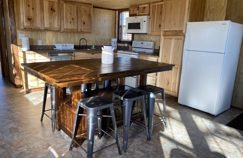 Pilot Point Cabin | Inviting Cabin Retreat at Lake Ray Roberts - Guest Rated 9.8