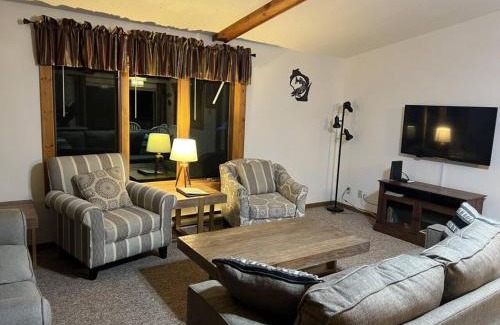 Three Lakes House | Inviting Cabin on Rangeline Lake - Pet and Child Friendly