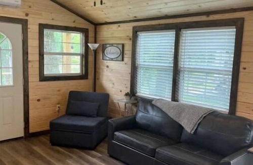 Florence House | Inviting Cabin on Shoal Creek with Family-Friendly Kitchen