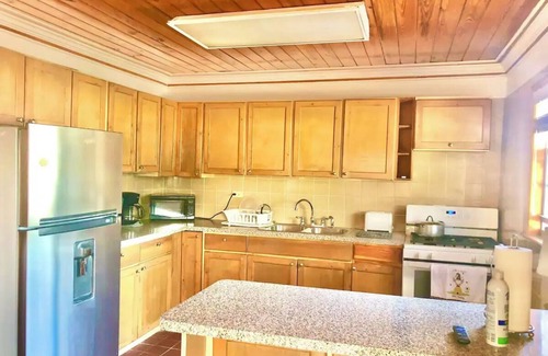 Andros Town House | Beachfront Cabin Retreat for Families - Ideal Getaway