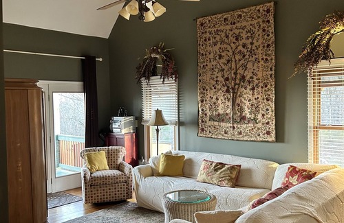 Cedar Bluff Cottage | Relaxing Cabin with Ocean View and Spring Blooms Await