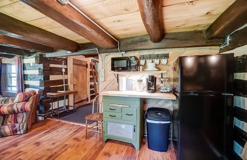 Dola Cabin | Inviting Cabin Retreat with Oceanfront Views and Pool