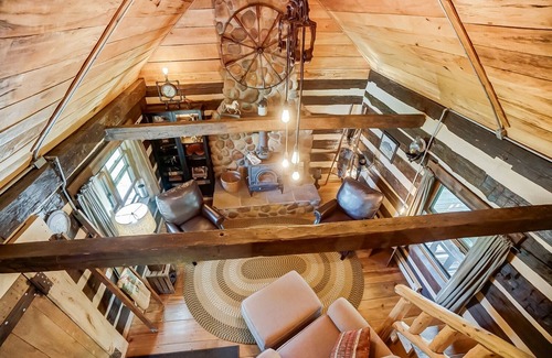 Dola Cabin | Inviting Cabin Retreat with Oceanfront Views and Pool