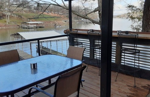 Osage Beach Cabin | Charming Lakefront Cabin Retreat for Two at Jack's Shack