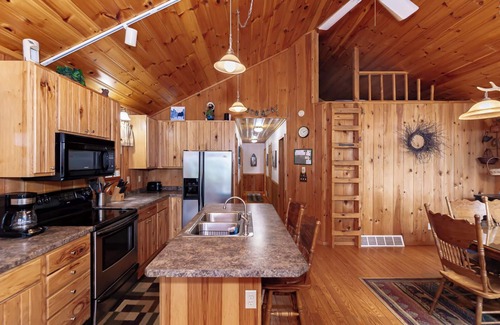 Harshaw House | Lakefront Retreat: Family-Friendly Cabin with Kitchen Access