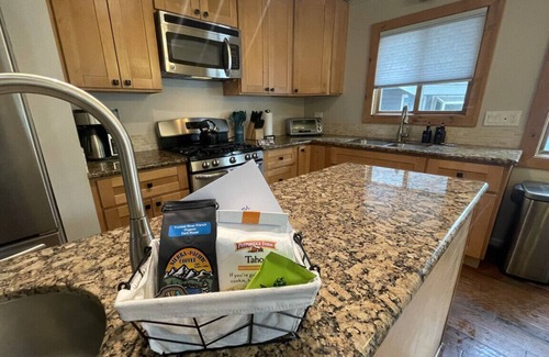 Pioneer Trail House | Relax with Hot Tub, Jungle Gym & Mini Pool Table Fun