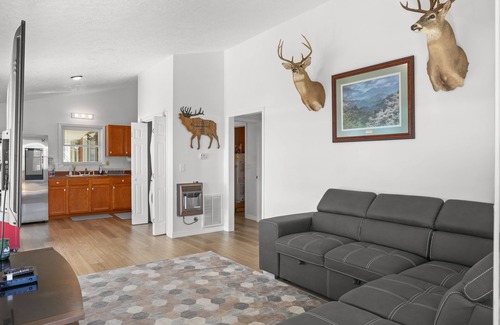 Summerfield Cabin | Cozy Cabin Retreat with Lake Views and Hot Tub Access