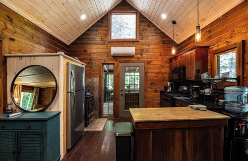 Dola Cabin | Cozy Cabin Retreat in the Woods-Relax & Unwind