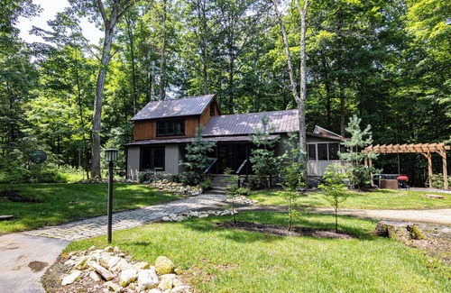 Dola Cabin | Cozy Cabin Retreat in the Woods-Relax & Unwind