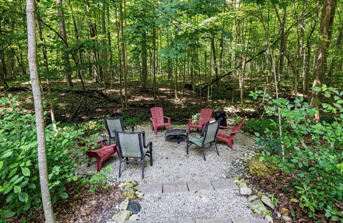 Dola Cabin | Cozy Cabin Retreat in the Woods-Relax & Unwind