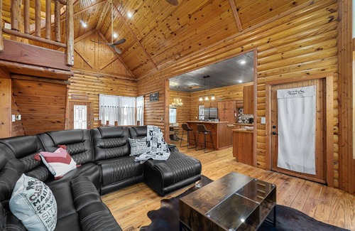 Richwoods Cabin | Serene Cabin Overlooking Private Lake for Your Missouri Escape