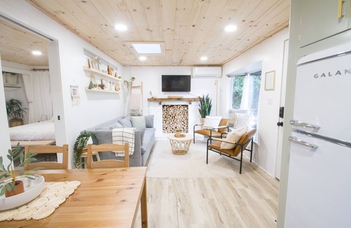 Eugene House | Romantic Cabin Retreat in Oregon Woods with Breakfast & Trails