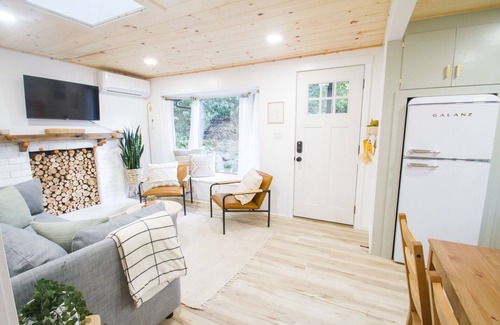 Eugene House | Romantic Cabin Retreat in Oregon Woods with Breakfast & Trails
