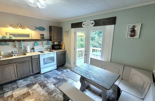 Mount Airy Apartment | Charming Over-Garage Apartment Near Downtown Mayberry
